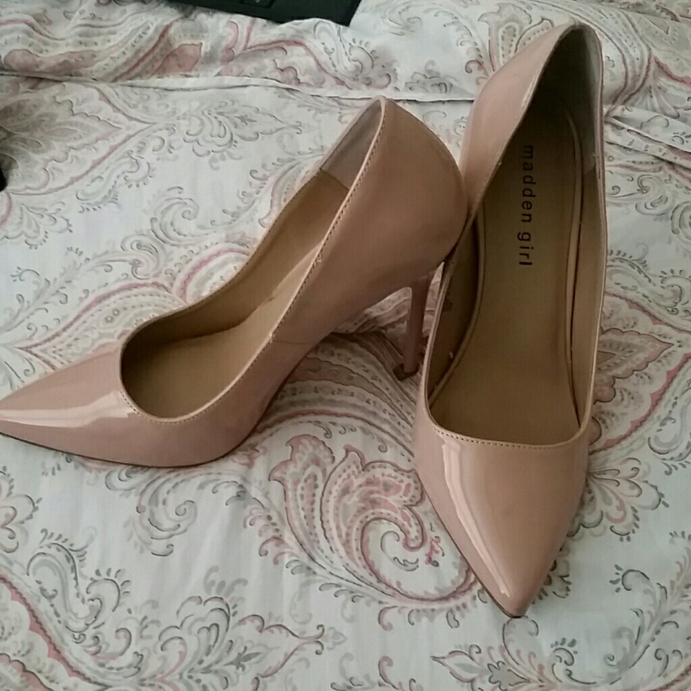 Madden girl nude patent leather pumps